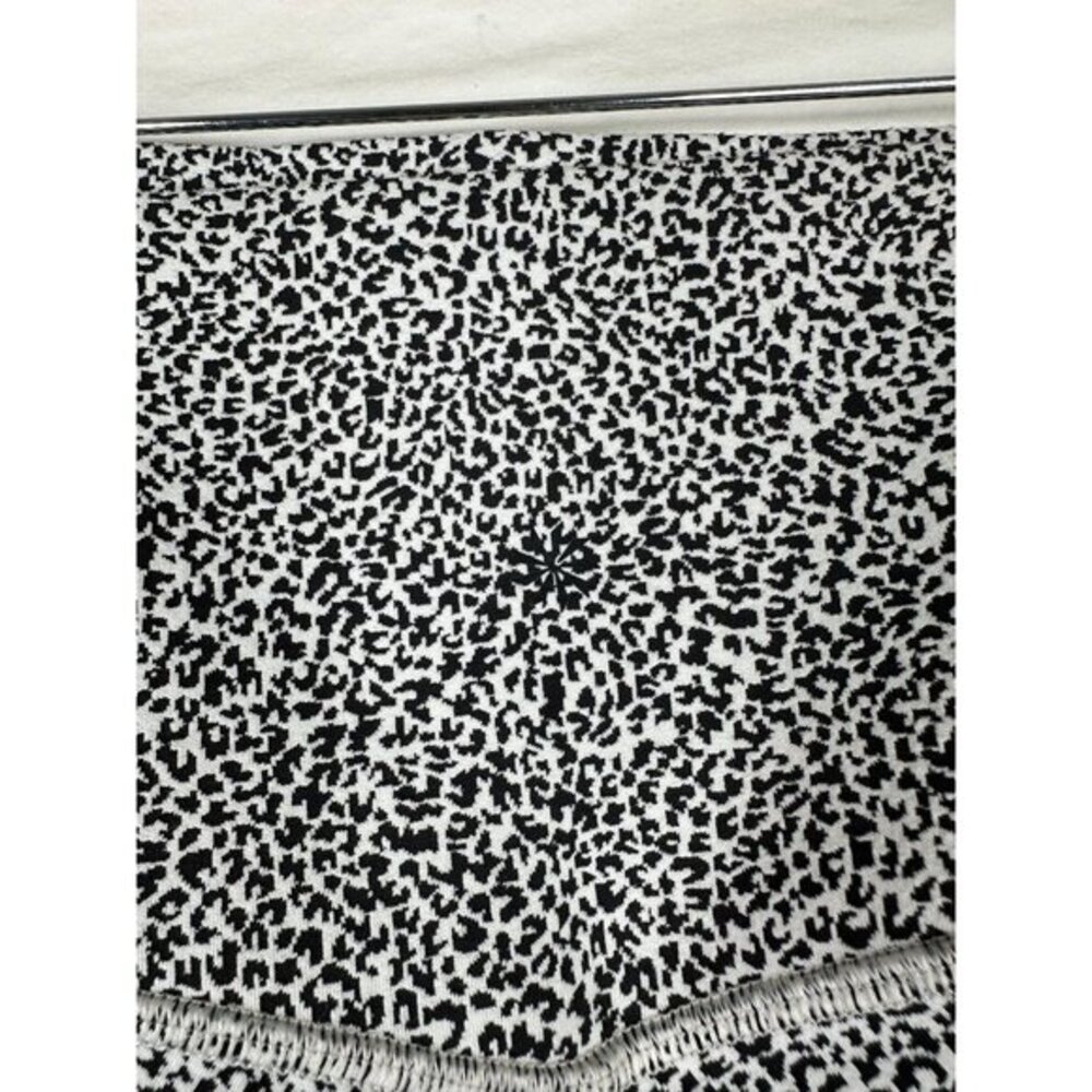 Athleta Animal Print Salutation Stash II Textured Tight Size Medium Black/White‎ - Picture 3 of 8